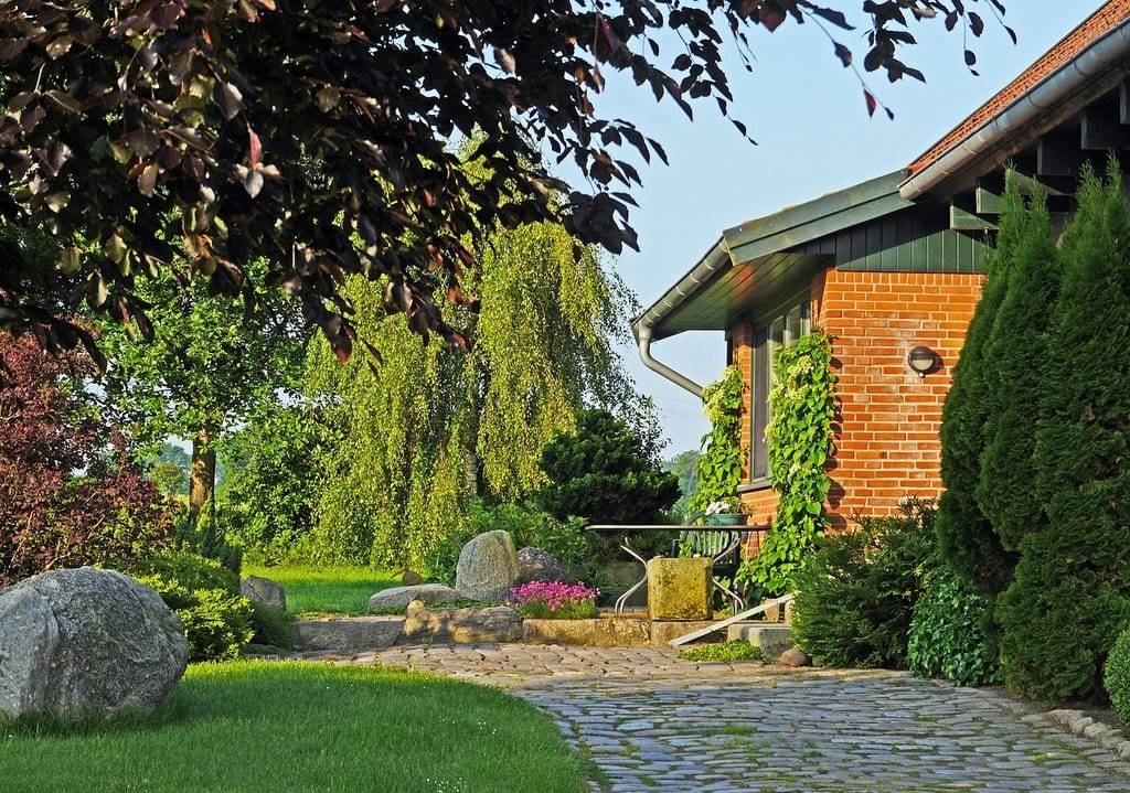 Créer des allées de jardin pratiques et esthétiques