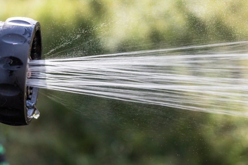 Installer un système d'arrosage efficace pour jardin verdoyant