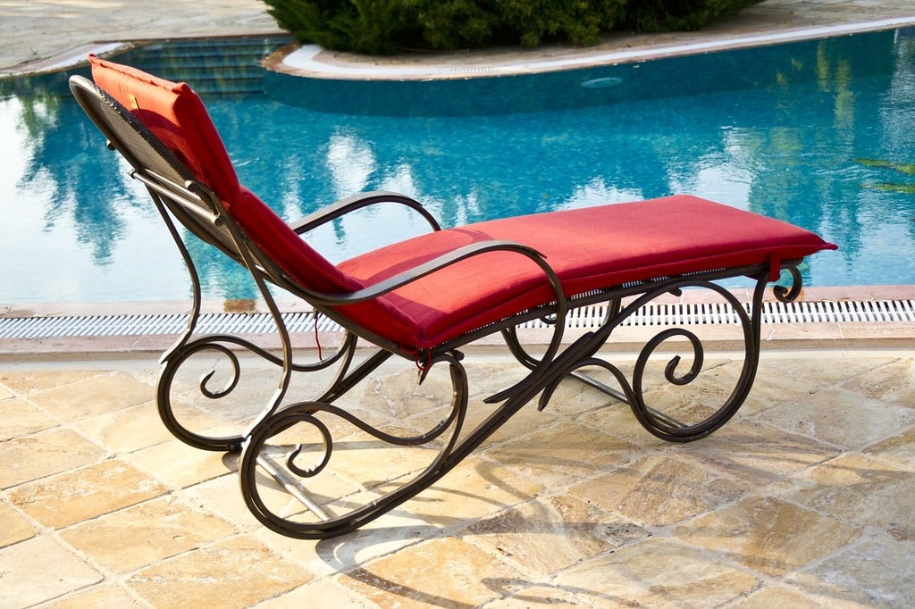 Pourquoi installer une piscine en coque de polyester en forme de haricot ?